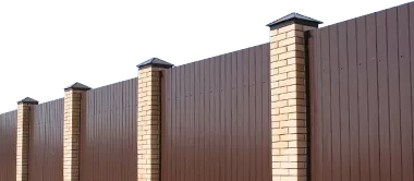 Забор из профнастила с кирпичными столбами