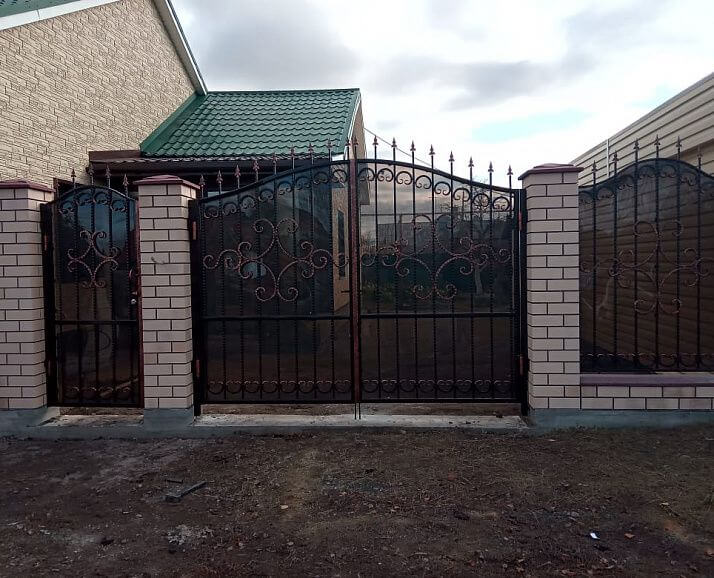 Ограждение из металла.